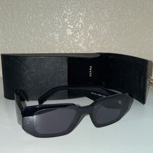 Elegant Black Sunglasses